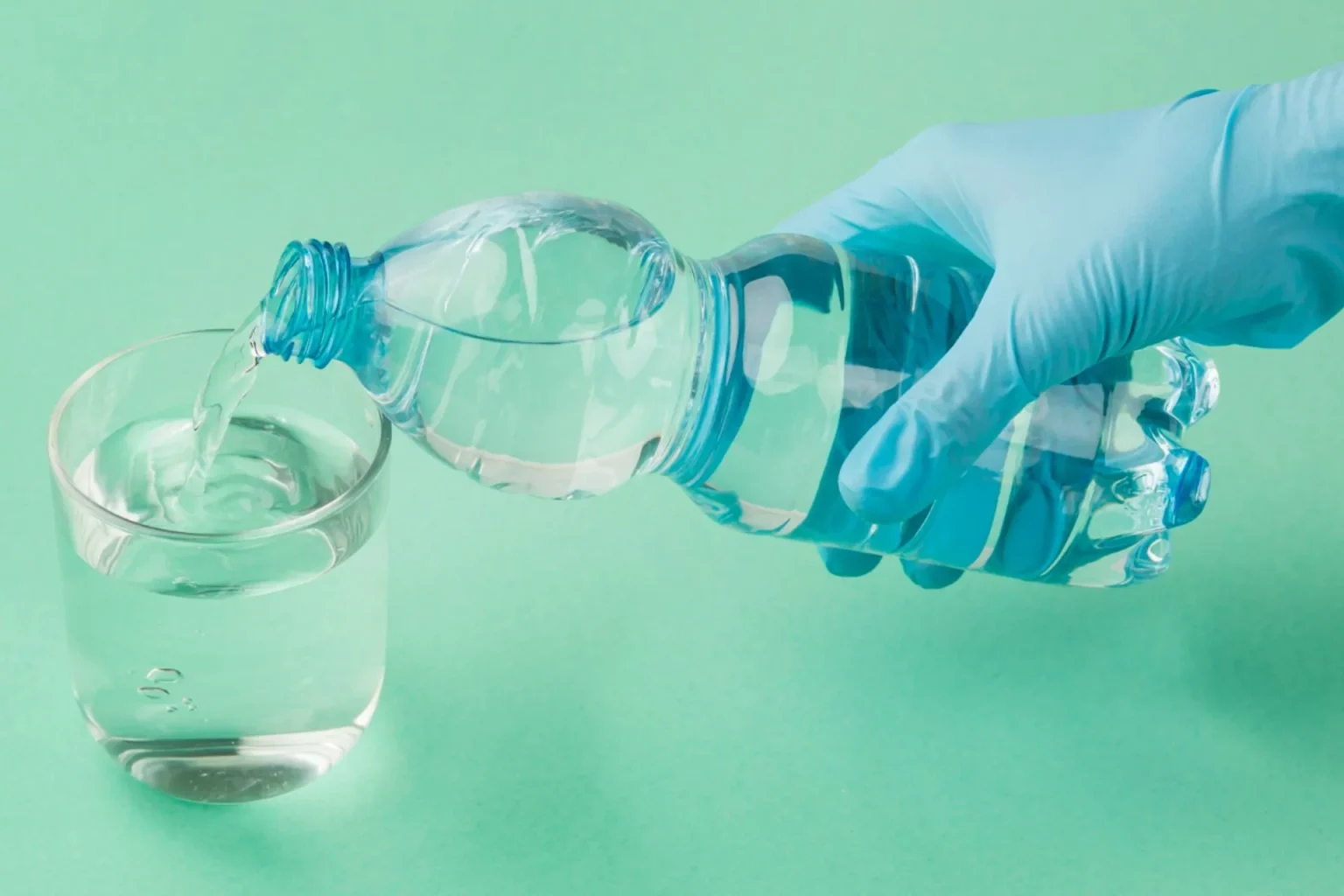 L’acqua in bottiglia è sicura dai PFAS? Cosa dicono i test FDA del 2025 acqua in bottiglia è sicura dai PFAS