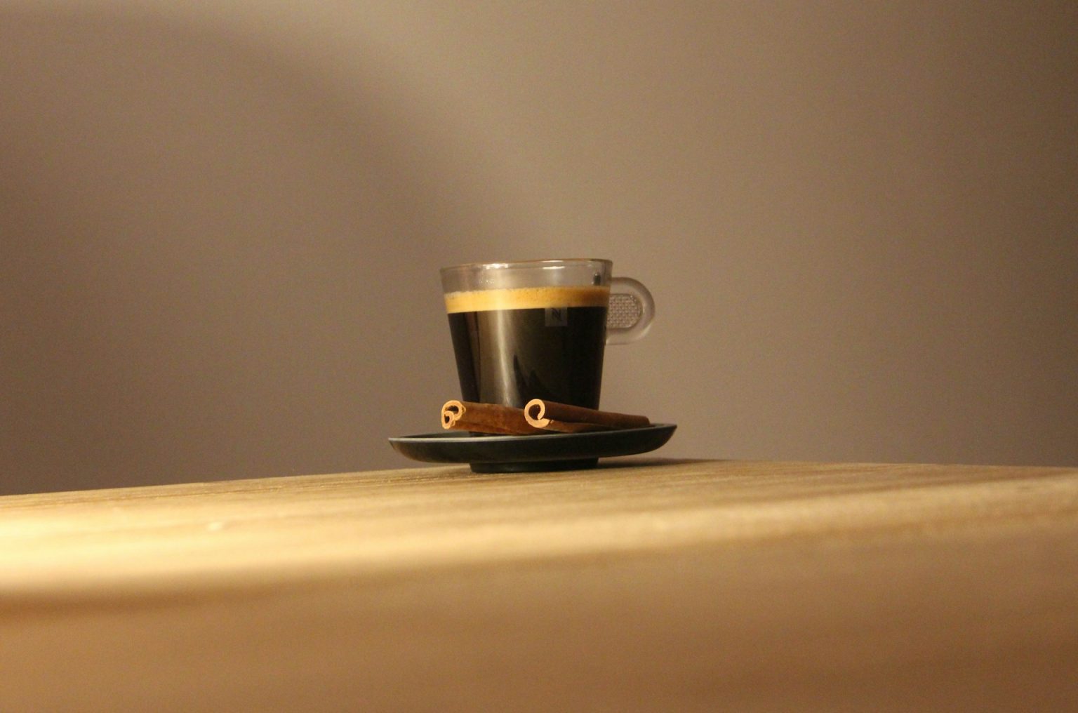 Tazzina o bicchiere di vetro? Stai sbagliando a bere il caffè e non lo sai Un espresso al vetro