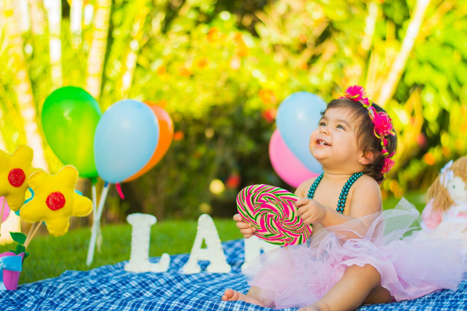 Non ricordi il tuo secondo compleanno? Gli scienziati spiegano perché è normale Bambina al suo compleanno