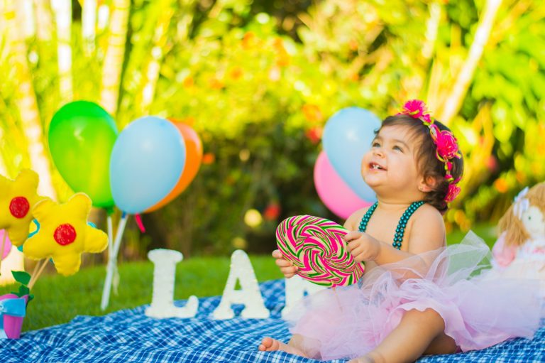 Non ricordi il tuo secondo compleanno? Gli scienziati spiegano perché è normale Bambina al suo compleanno
