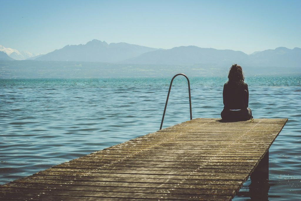 Una donna sola guarda l'orizzonte