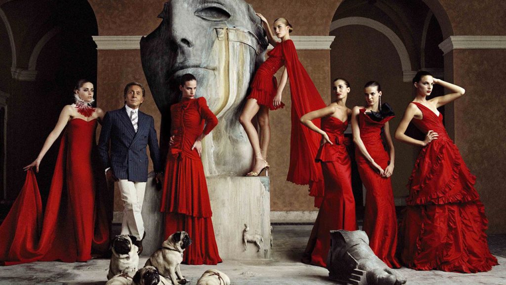 Valentino e i suoi 6 Carlini: la famiglia che lo stilista ha amato più di ogni collezione La locandina del film Vlentino: The Last Emperor