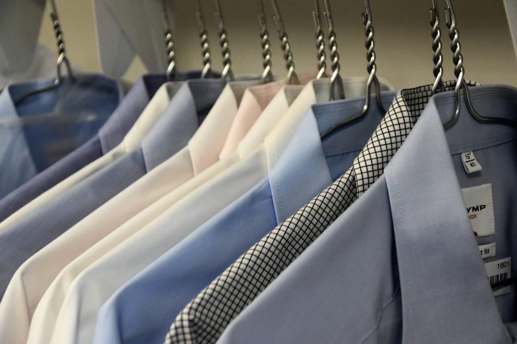 Camicie appese alla stampelle