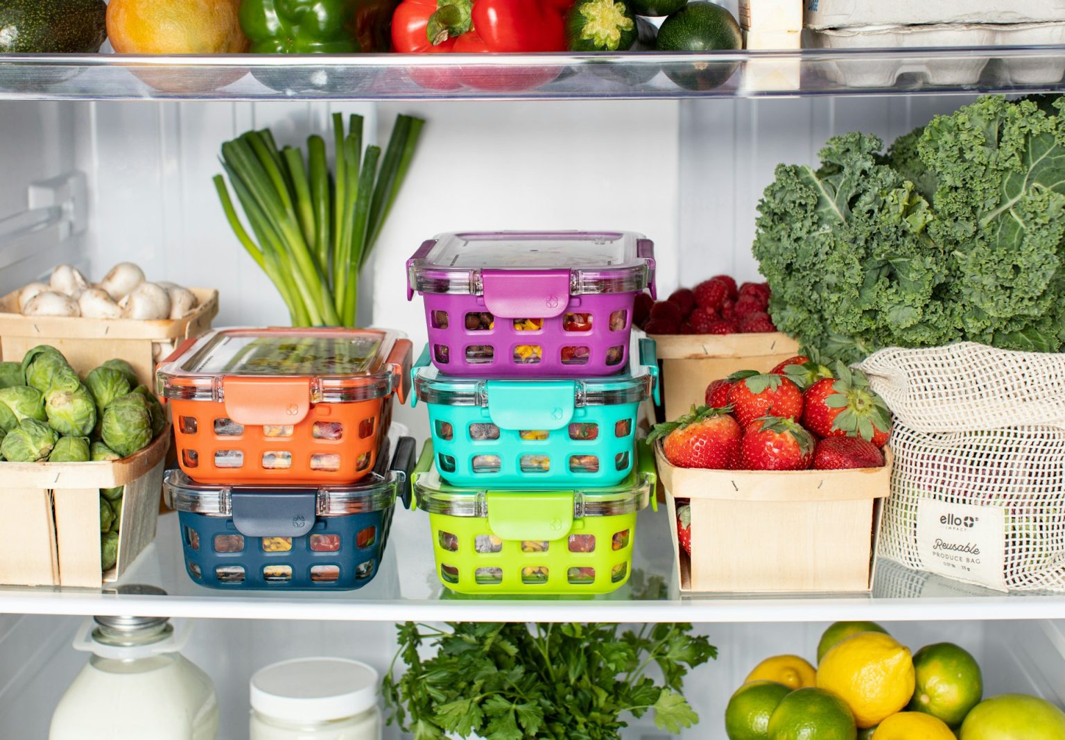 Ma quanto durano davvero gli alimenti in frigo? Cibi in frigoriferi nei diversi contenitori