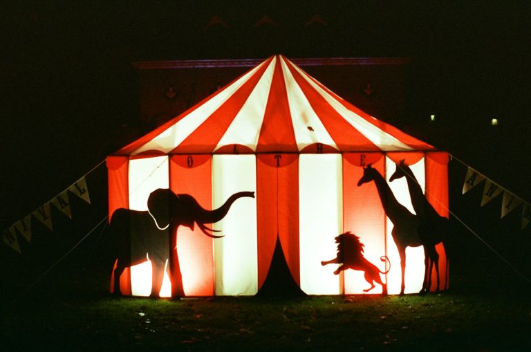 Genova blocca il circo Orfei: il primo divieto che fa tremare l’Italia degli spettacoli con animali Una tenda del circo con le sagome degli animali