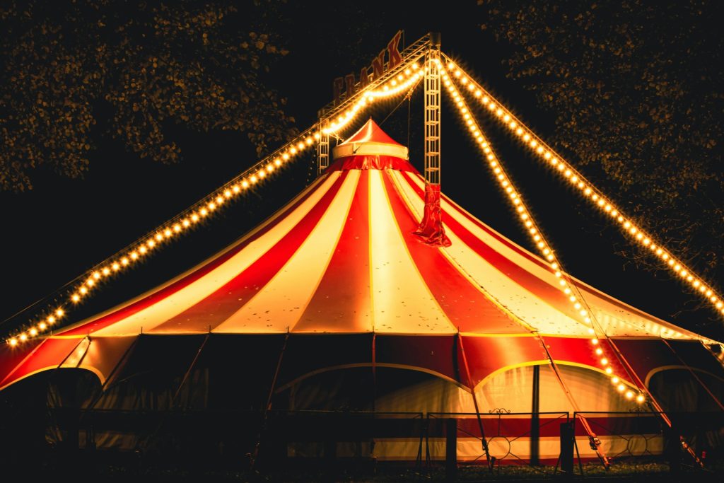 Tenda del circo illuminata