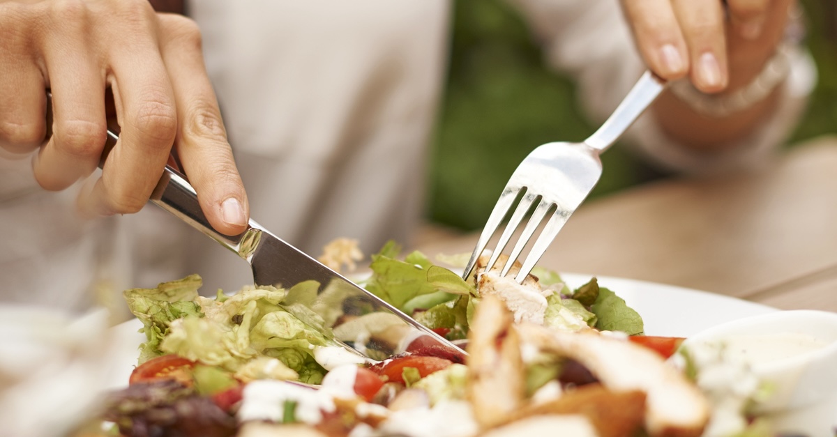 Un pranzo salutare con coltello e forchetta