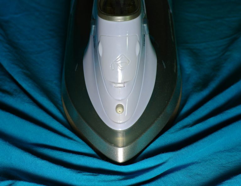 Come stirare senza ferro: 3 metodi che hai già in casa e non sapevi di poter usare Ferro da stiro