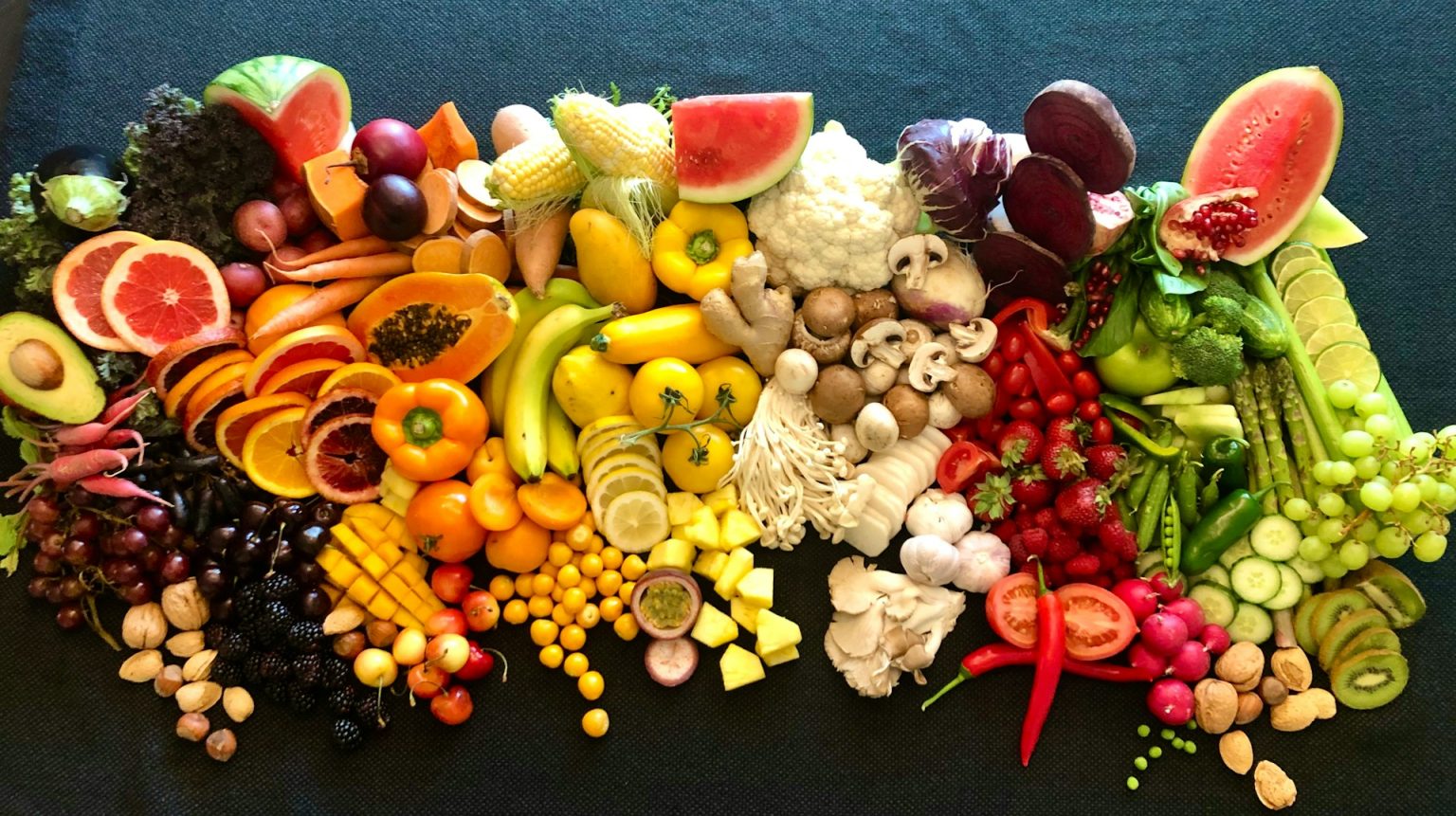 I “fantastici 4” del nutrizionista Greger: così riduci del 40% il rischio di morte dopo i 45 anni – Lifestyle Frutta e verdura misti