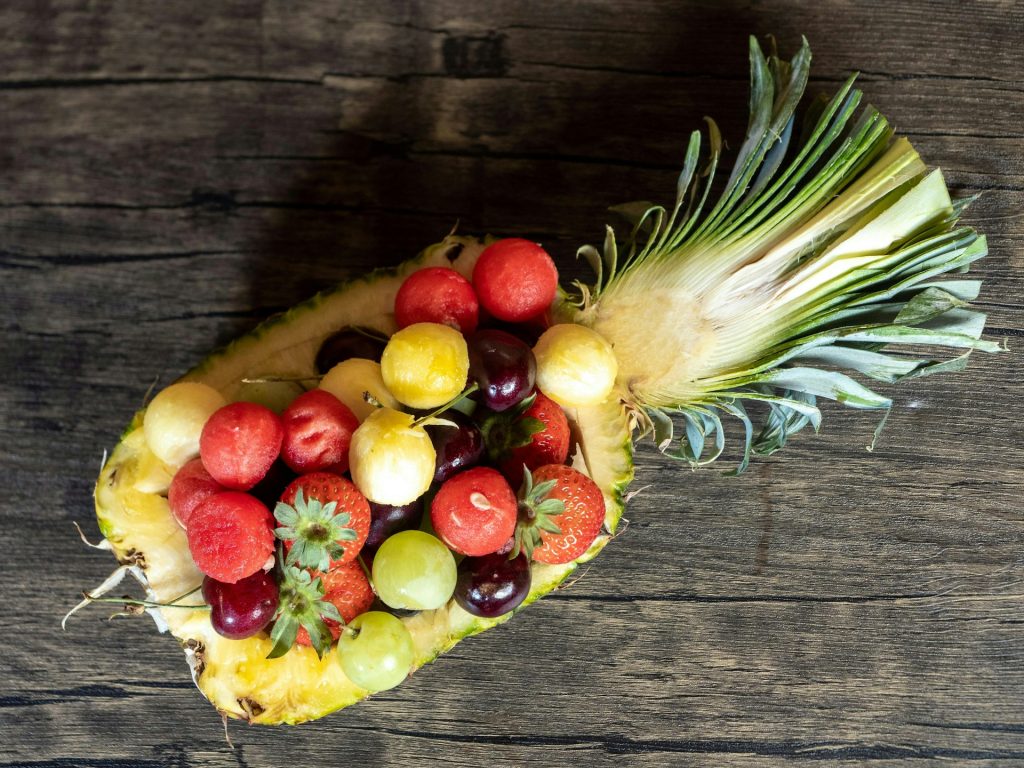 Frutta servita dentro un'ananas