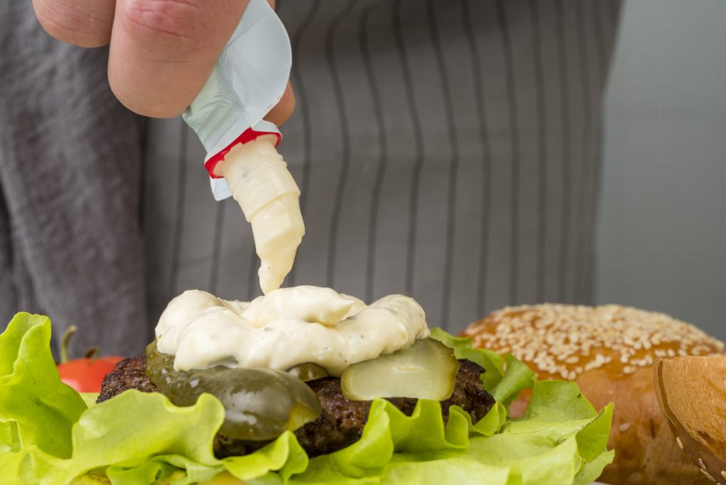 Adori la maionese? 13 versioni differenti che non puoi non provare (e come farle in casa tua) maionese su hamburger