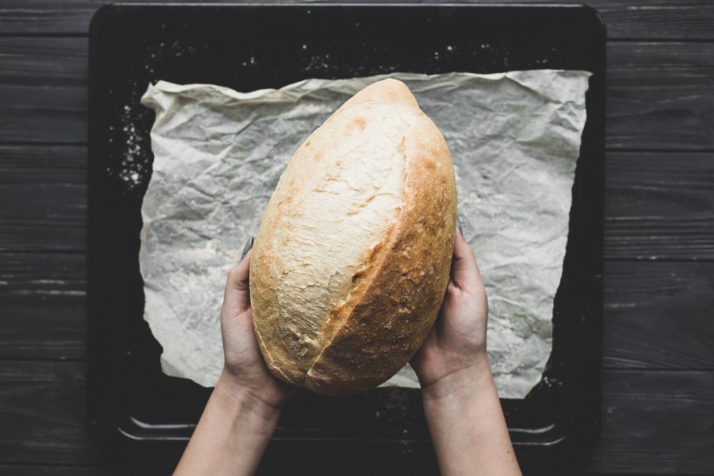 Questo trucco fa durare il pane per giorni senza congelarlo: rimane croccante fuori e morbido dentro pane da conservare