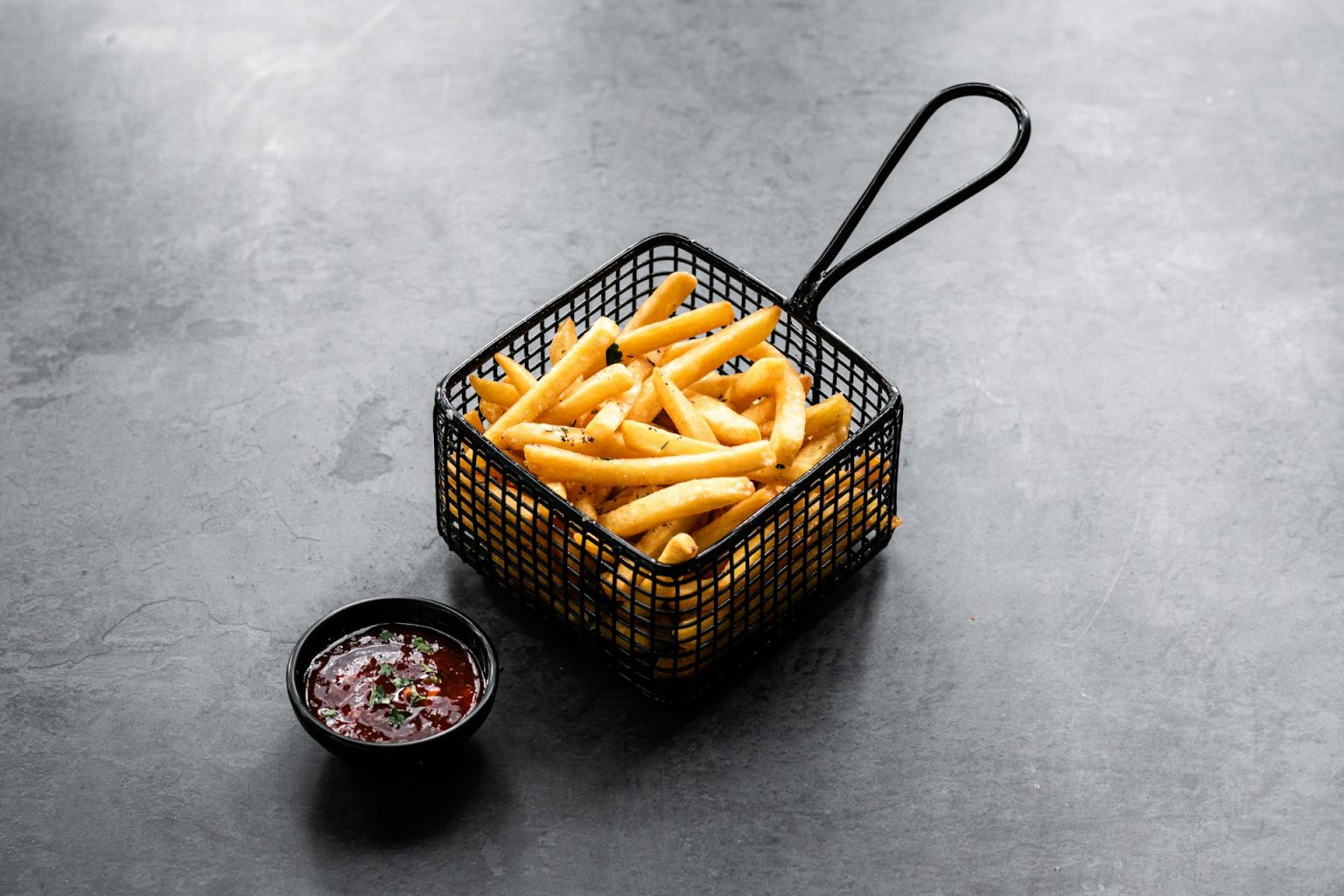 Patatine fritte: nate per sostituire il pesce nei fiumi ghiacciati del 1600 Un cestino di patate fritte