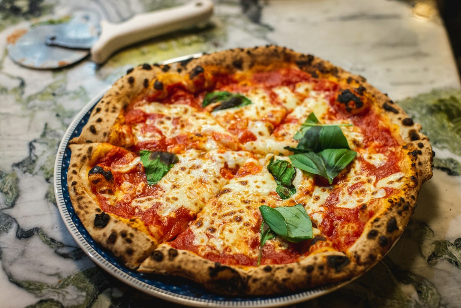 La sete dopo la pizza: cosa succede davvero al nostro corpo (e perché capita così spesso) La pizza margherita