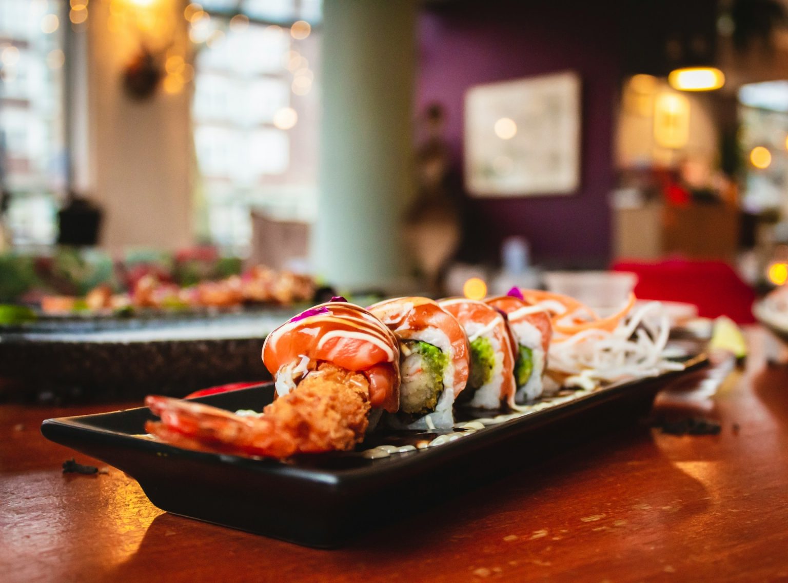 All you can eat, l’origine dimenticata: così la Grande Depressione ha inventato il “mangia quanto vuoi” Un piatto di sushi e sashimi