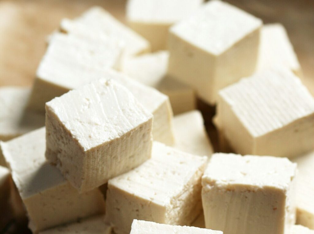 Tofu in frigo: il trucco dei 10 giorni che non conosci (e quello che devi buttare subito) Tofu a pezzetti