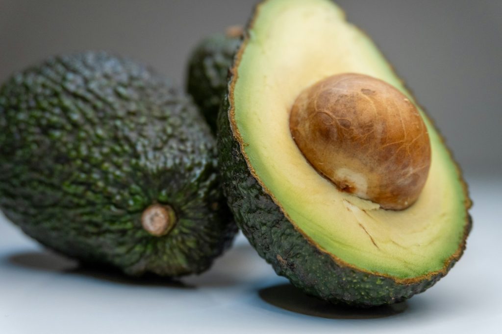 Avocado tagliato in due