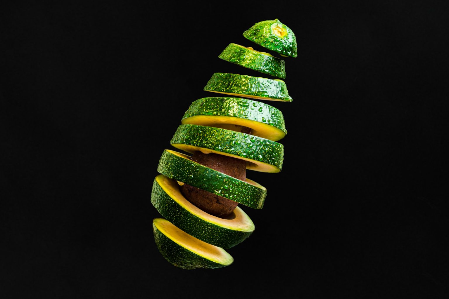 Avocado in frigo o no? L’errore che tutti facciamo e che rovina il frutto Un avocado tagliato a fette