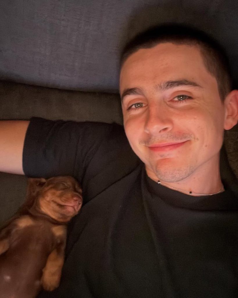 Chalamet ed un cucciolo