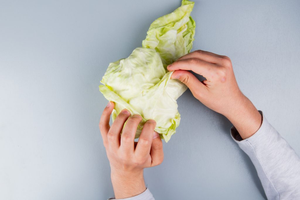 Insalata croccante per giorni: dimentica le foglie molli con questo trucco della carta insalata di lattuga fresca