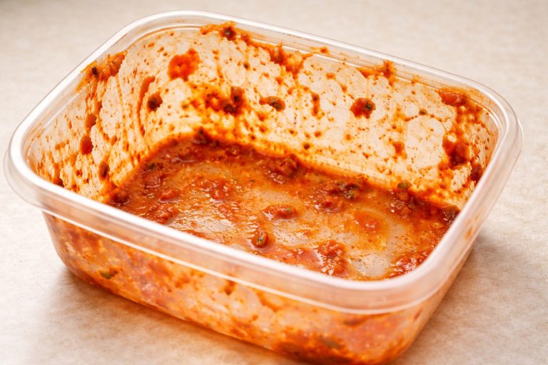 Contenitori di plastica unti e macchiati di sugo? Si sbiancano in 40 secondi con un trucco (che funziona) contenitore di plastica macchiato di sugo