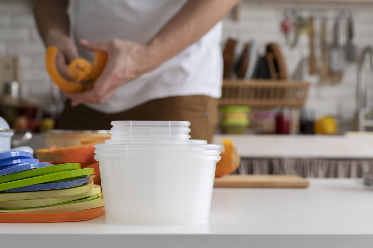 contenitori di plastica puliti