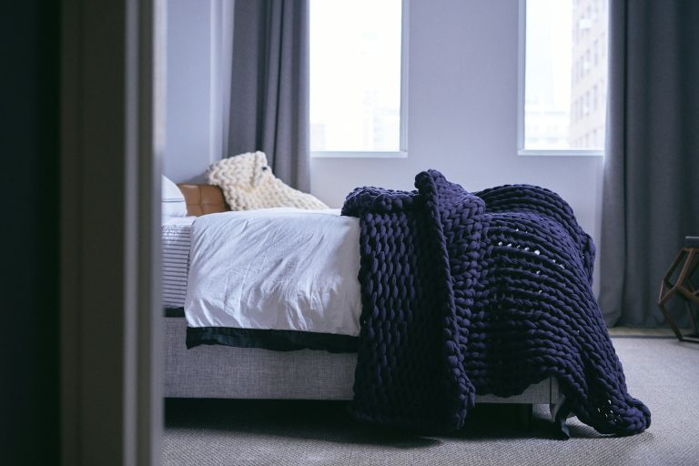Perché in Svezia nessuno usa il piumone matrimoniale: il segreto per non svegliarsi col freddo Letto con coperta blu