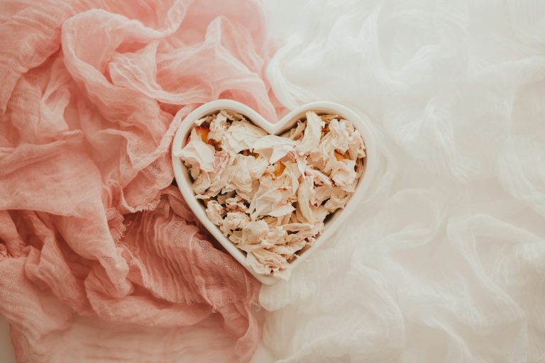 7 decorazioni di San Valentino che devi comprare all’usato (e risparmi fino al 70%) Cuore in ceramica con petali rosa