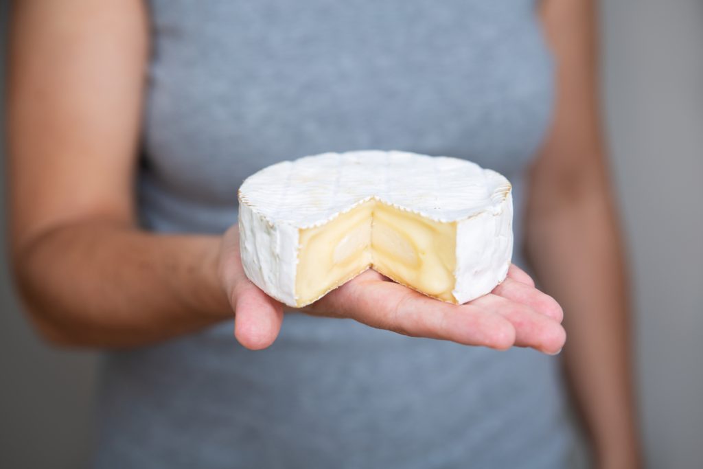 Il formaggio dura molto di più se lo si conserva così: l’errore che (quasi) tutti fanno in frigo un formaggio a pasta molle