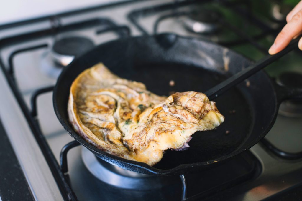 Si fanno quasi sempre per fretta: 7 errori in cucina che rovinano anche i piatti più semplici fare la frittata in padella