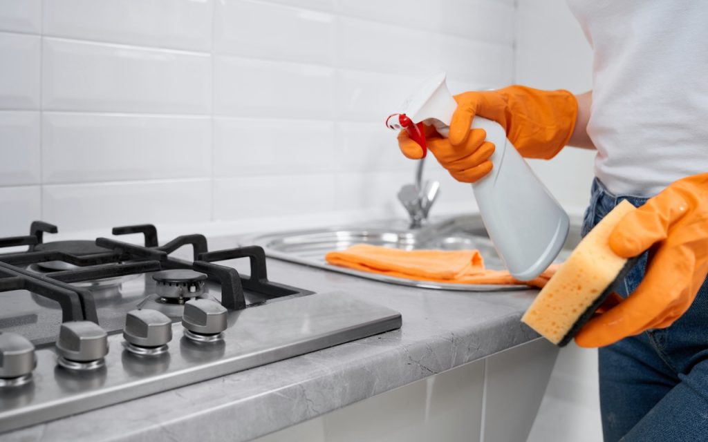 Questi 6 trucchi tolgono subito grasso e incrostrazioni dalle piastrelle dei fornelli della tua cucina fornelli della cucina puliti