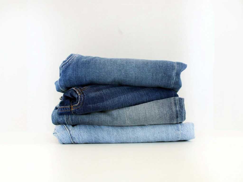 Una pila di jeans