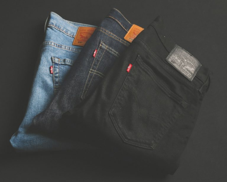 Ogni 10 utilizzi, non di più: la regola d’oro per lavare i jeans senza rovinarli Tre jeans di colore diverso