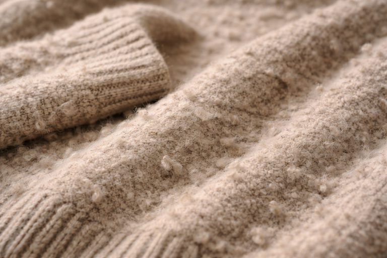 Quel maglione costava troppo per buttarlo: 3 modi per togliere i pallini senza rovinarlo Maglione con pelucchi