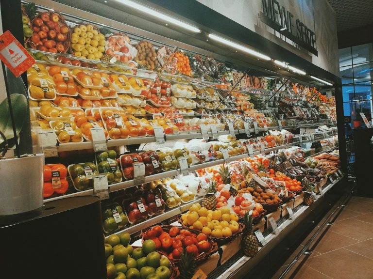 Mangiare sano senza svenarsi: 8 trucchi per la spesa che nessuno ti dice (e funzionano davvero) Frutta e verdura al supermercato