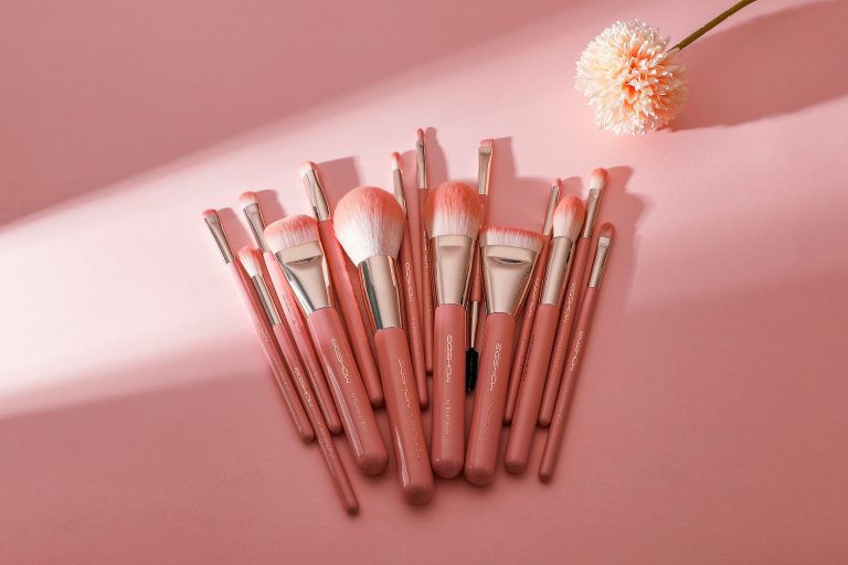 I pennelli per il trucco vanno lavati dopo ogni uso: la makeup artist svela quando Un set di pennelli rosa per il make up