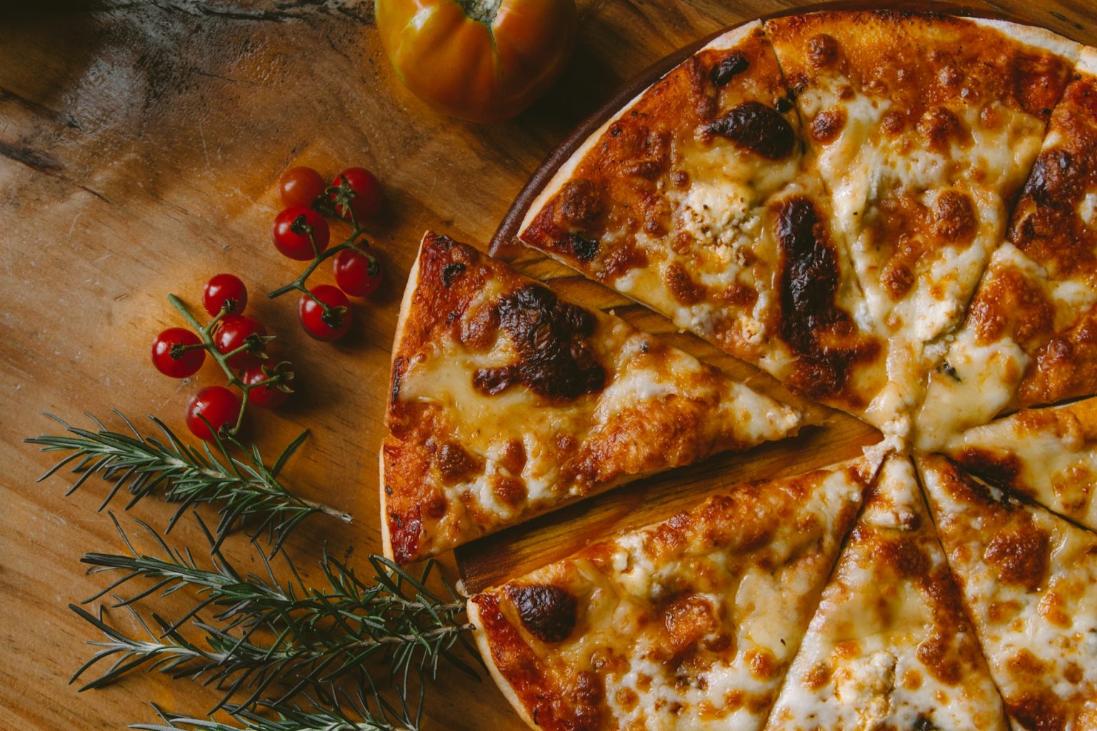 La pizza finlandese dedicata a Berlusconi è la più venduta da 20 anni: ecco perché Una pizza tagliata a fetta