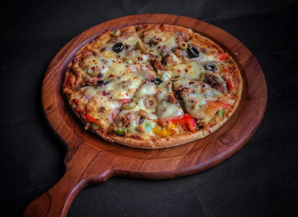 Pizza sul tagliere in legno