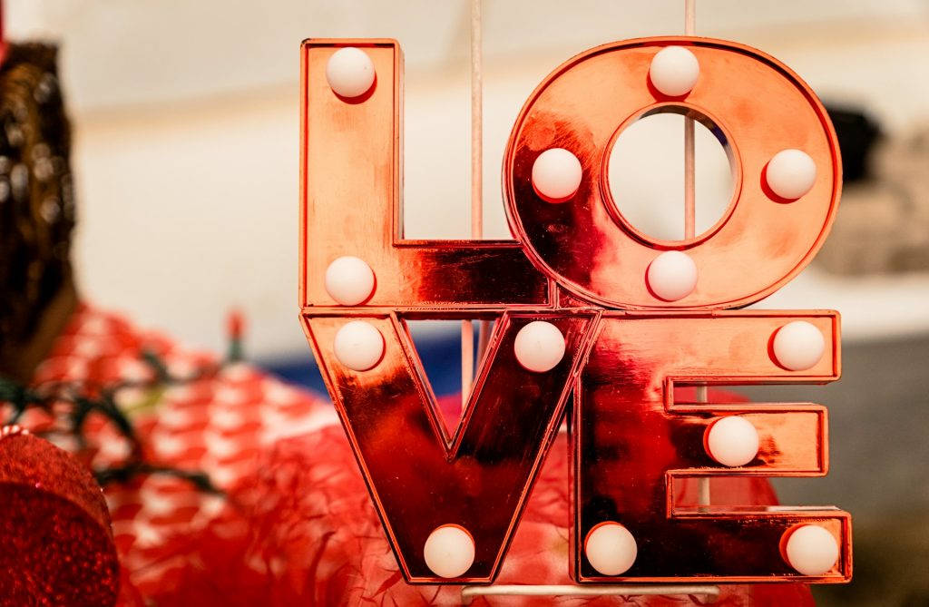 Scritta Love con lettere luminose