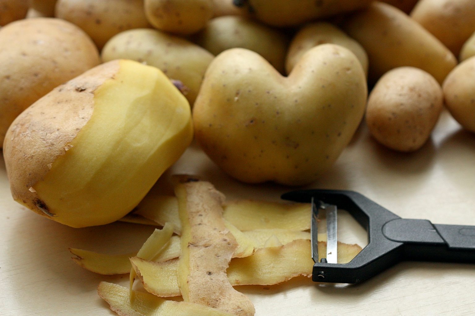 Le bucce di patate non si buttano: friggile così e diventeranno la tua nuova ossessione Le bucce delle patate fritte
