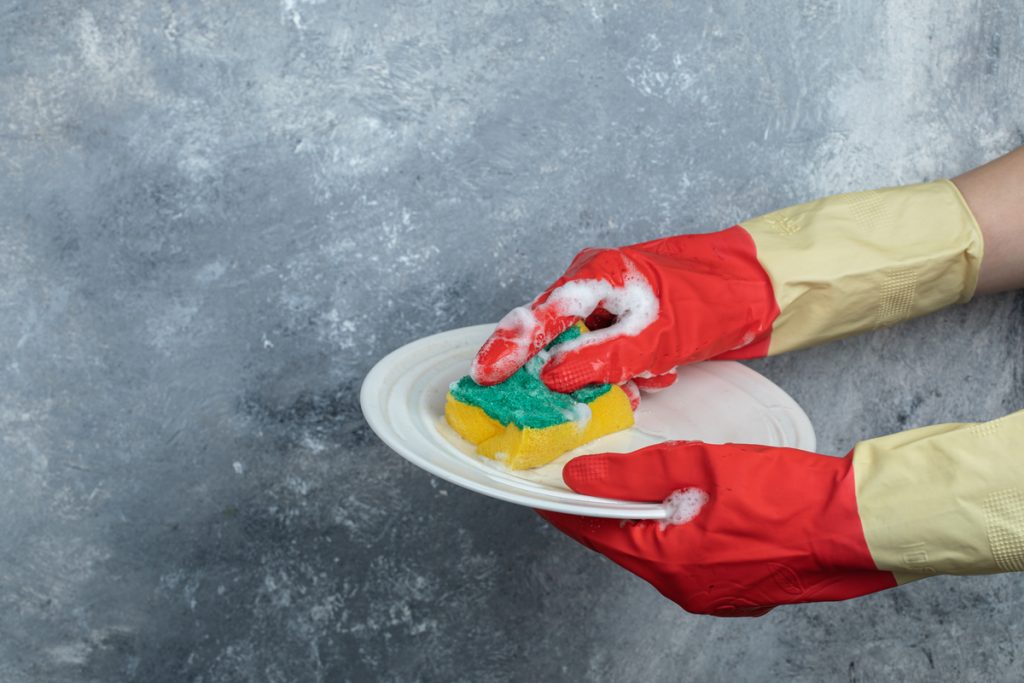 C’è un motivo se le spugne hanno colori diversi: se sbagli puoi rovinare pentole e piatti spugna per pulizia piatti