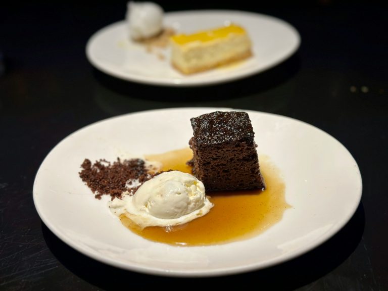 Cos’è lo Sticky toffee pudding, Il dolce britannico che sta sostituendo la Dubai Chocolate: lo vogliono tutti Lo sticky coffe puddding