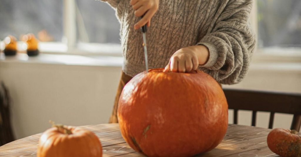 Zucca impossibile da sbucciare? Con un trucco la buccia si toglie in 10 secondi tagliare e sbucciare la zucca