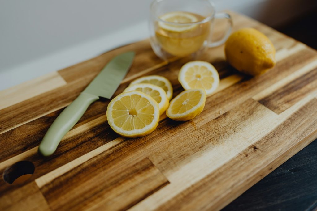 Tagliere in legno con limoni