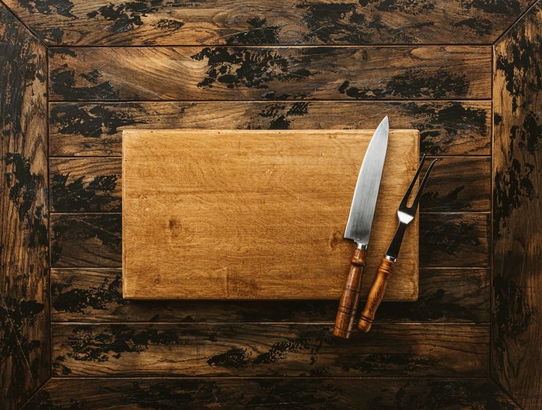 Mai mettere il tagliere di legno in lavastoviglie: cosa succede davvero Tagliere in legno con posate