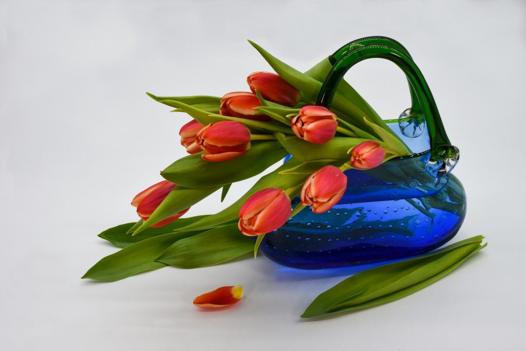 Vaso blu a forma di borsa con tulipani