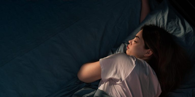 Vai a letto sempre a orari diversi? I cardiologi avvertono: rischi il doppio per il cuore Gli effetti del sonno sulla salute cardiovascolare.
