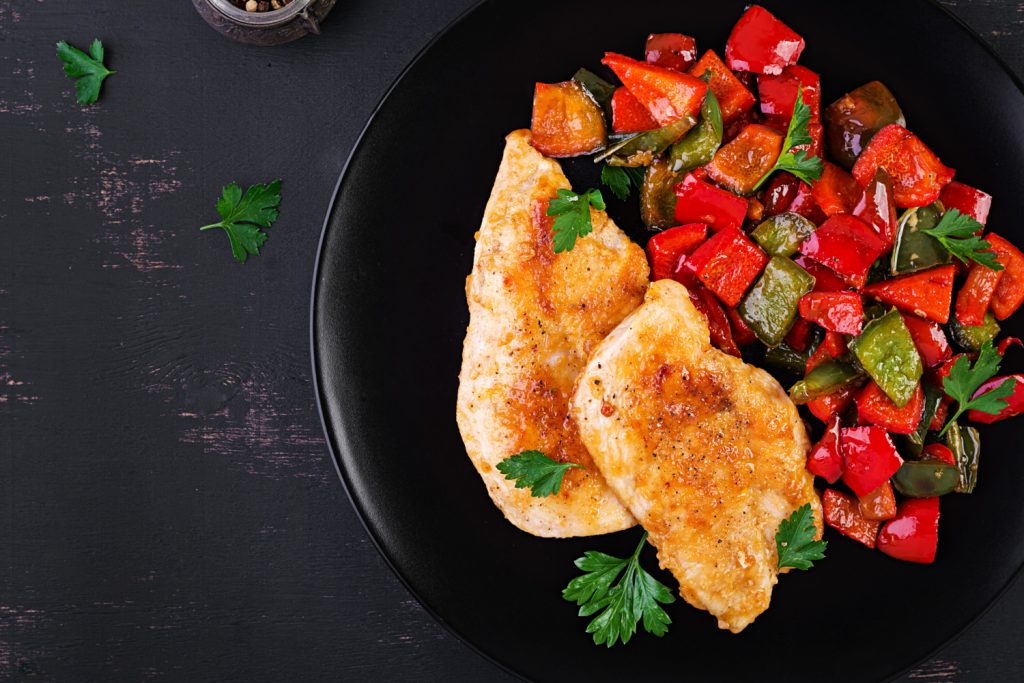 Il pollo fa davvero bene? La verità che nessuno ti dice su colesterolo e cancro Piatto di pollo.