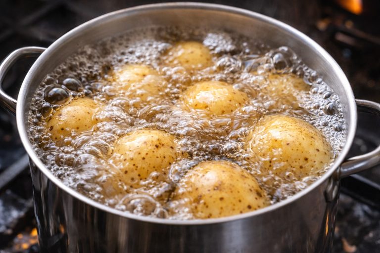 Acqua di cottura delle patate: il fertilizzante gratuito che hai sempre buttato via Patate che bollono in una pentola (fonte: comeconservare.it)