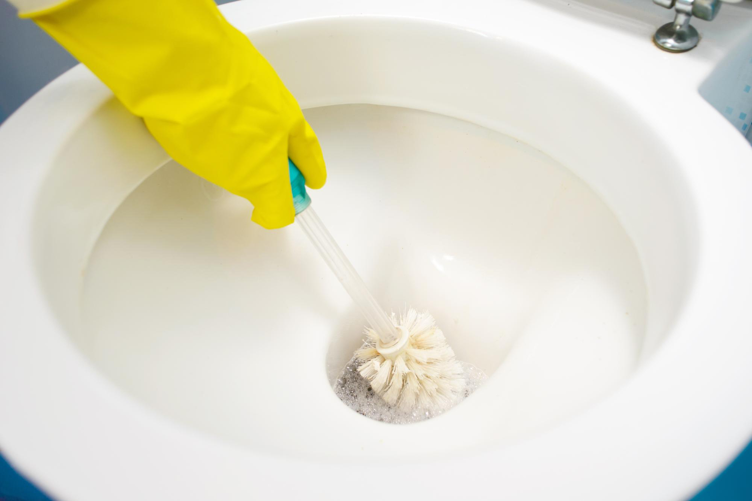 Pulire il water con l'aceto bianco.